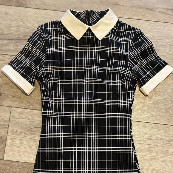 Cute form fitting dress - Picture 3 of 3